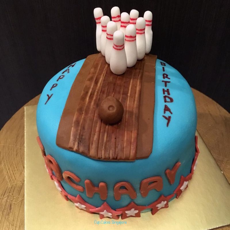 Bowling cake with a personalised name